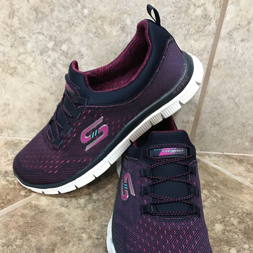 EUC Women's 8 Skechers Memory Foam Slip On shoes